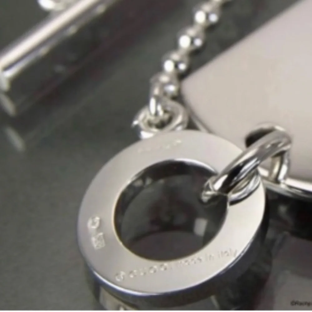 Gucci Silver Pendant Necklace Sleek Jewelry Accessory - Picture 5 of 7